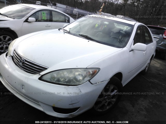 4T1BF30K45U612773 - 2005 TOYOTA CAMRY LE/XLE/SE WHITE photo 2