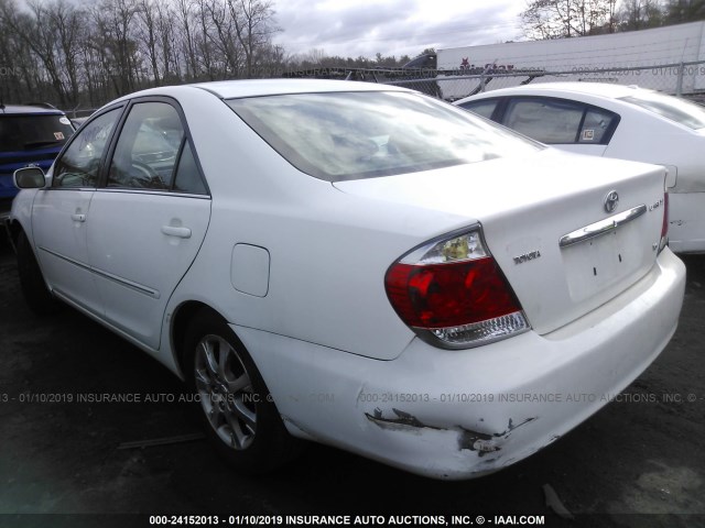 4T1BF30K45U612773 - 2005 TOYOTA CAMRY LE/XLE/SE WHITE photo 3