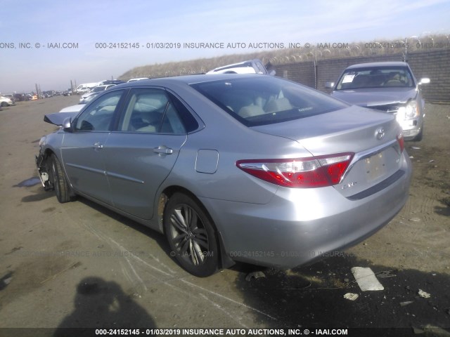 4T4BF1FK0GR522248 - 2016 TOYOTA CAMRY LE/XLE/SE/XSE SILVER photo 3