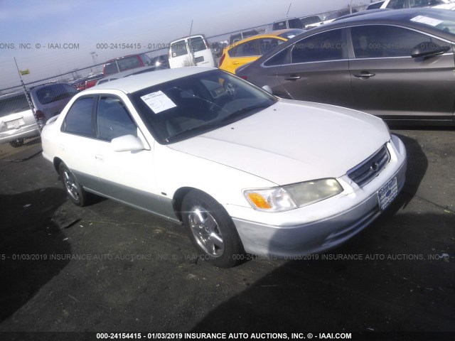 JT2BF22K010296455 - 2001 TOYOTA CAMRY CE/LE/XLE WHITE photo 1