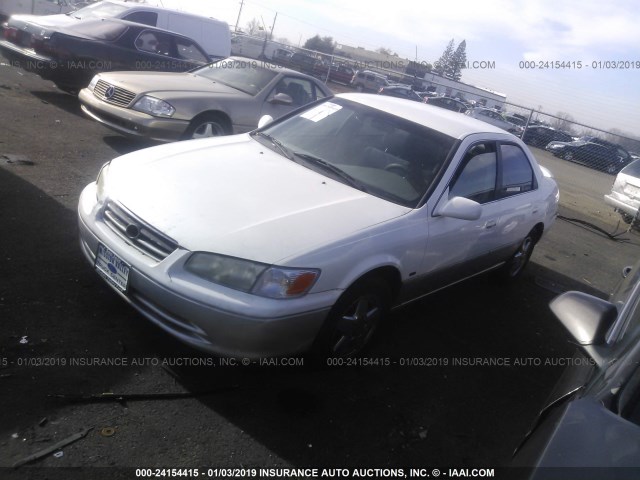 JT2BF22K010296455 - 2001 TOYOTA CAMRY CE/LE/XLE WHITE photo 2