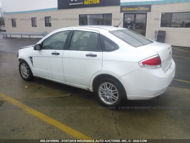 1FAHP35N38W204875 - 2008 FORD FOCUS SE/SEL/SES WHITE photo 3