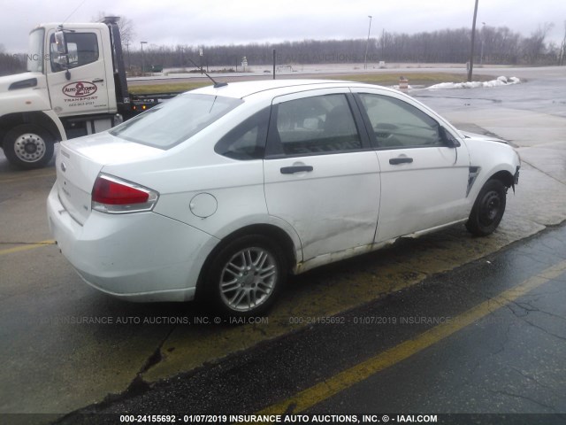 1FAHP35N38W204875 - 2008 FORD FOCUS SE/SEL/SES WHITE photo 4