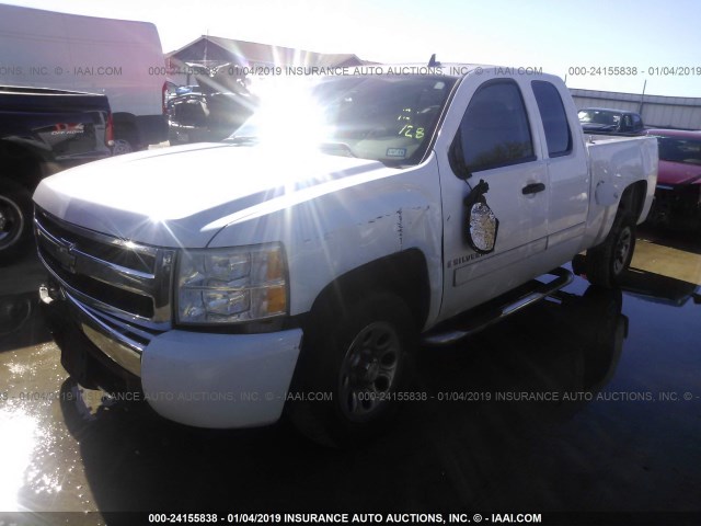 2GCEC19C371657227 - 2007 CHEVROLET SILVERADO C1500 WHITE photo 2