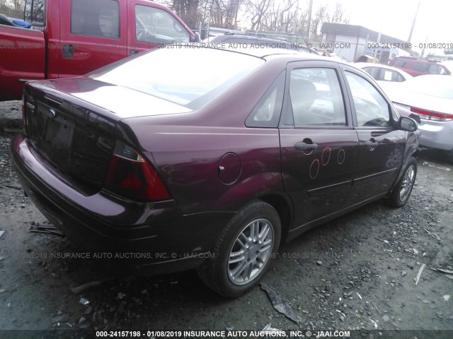 1FAFP34N57W206800 - 2007 FORD FOCUS ZX4/S/SE/SES RED photo 4