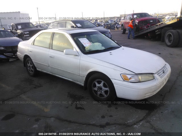 JT2BG28K4W0230650 - 1998 TOYOTA CAMRY LE/XLE Weiß Foto 1