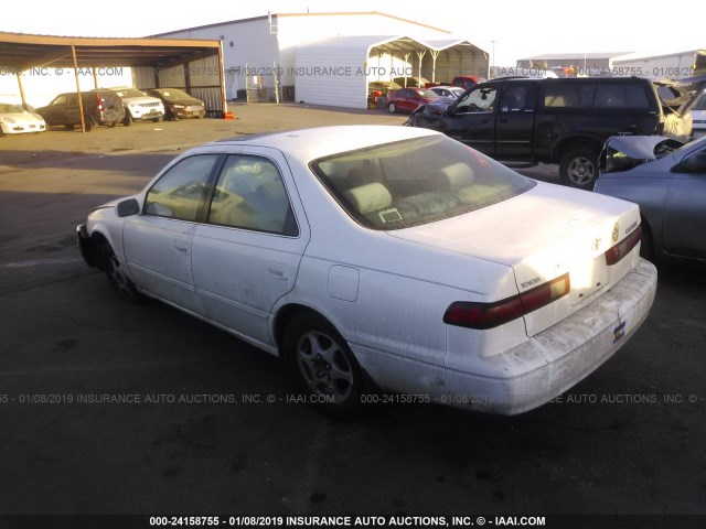 JT2BG28K4W0230650 - 1998 TOYOTA CAMRY LE/XLE Weiß Foto 3
