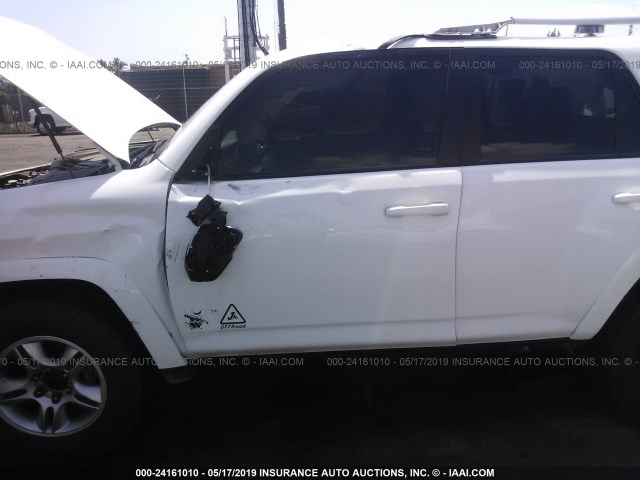 JTEBU5JR8G5385453 - 2016 TOYOTA 4RUNNER SR5 PREM/LTDL/TRAIL/TRD WHITE photo 6