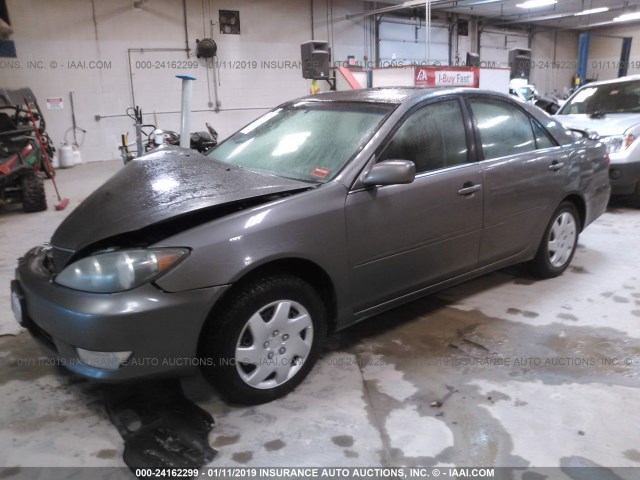 4T1BE32K55U552387 - 2005 TOYOTA CAMRY LE/XLE/SE GRAY photo 2