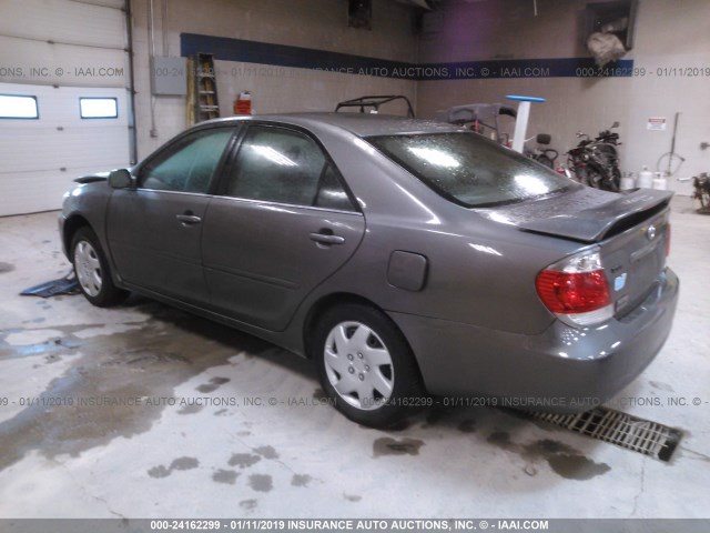 4T1BE32K55U552387 - 2005 TOYOTA CAMRY LE/XLE/SE GRAY photo 3