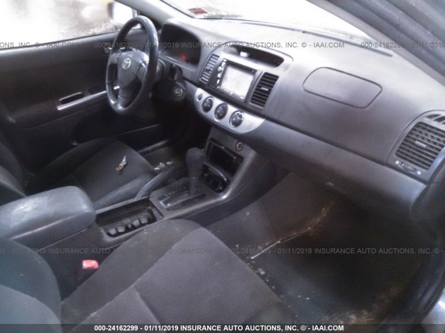 4T1BE32K55U552387 - 2005 TOYOTA CAMRY LE/XLE/SE GRAY photo 5