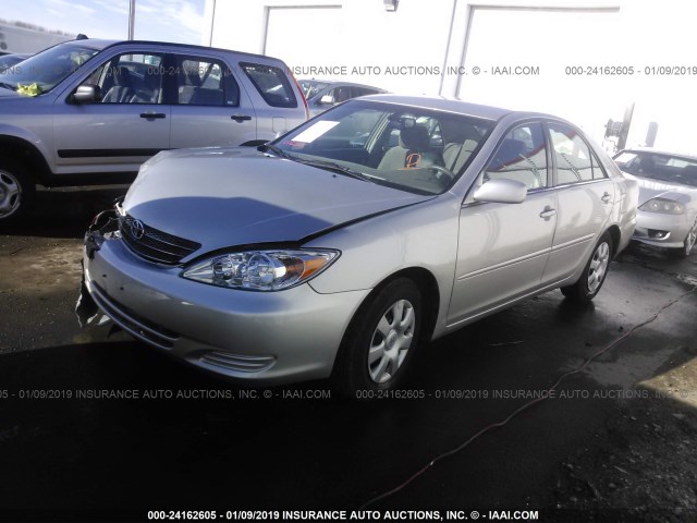 4T1BE32K92U011256 - 2002 TOYOTA CAMRY LE/XLE/SE SILVER photo 2