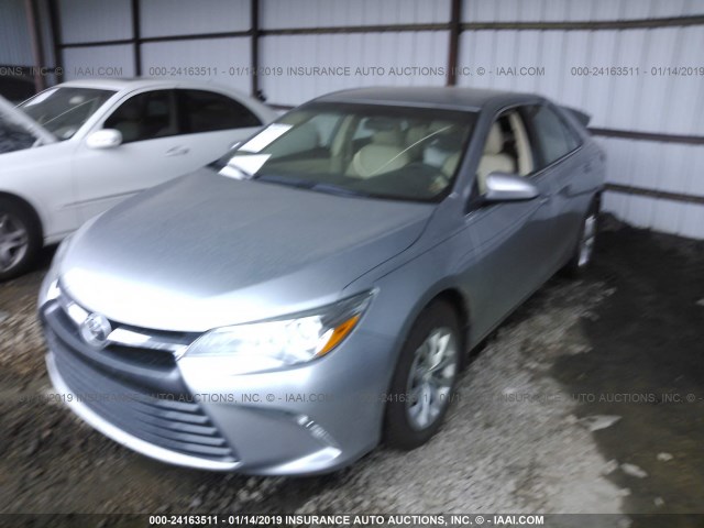 4T4BF1FK7FR458997 - 2015 TOYOTA CAMRY LE/XLE/SE/XSE GRAY photo 2