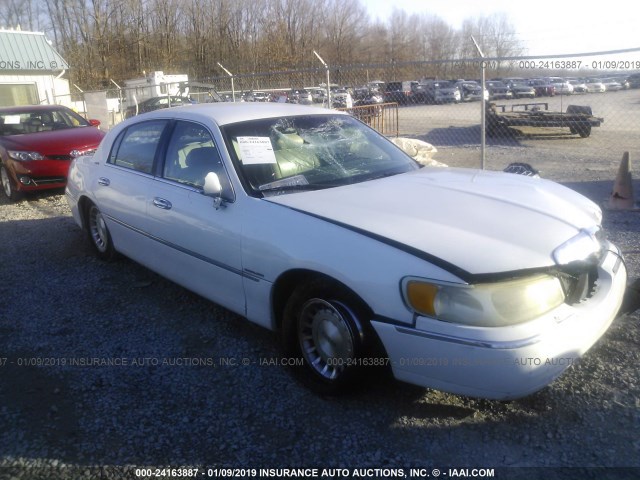 1LNFM81W5WY697056 - 1998 LINCOLN TOWN CAR EXECUTIVE WHITE photo 1