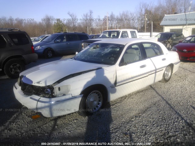 1LNFM81W5WY697056 - 1998 LINCOLN TOWN CAR EXECUTIVE WHITE photo 2