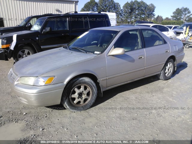 4T1BG22K5WU331684 - 1998 TOYOTA CAMRY CE/LE/XLE GOLD photo 2