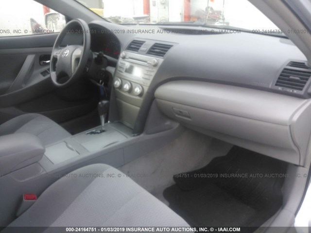 4T1BF3EK5AU088259 - 2010 TOYOTA CAMRY SE/LE/XLE SILVER photo 5