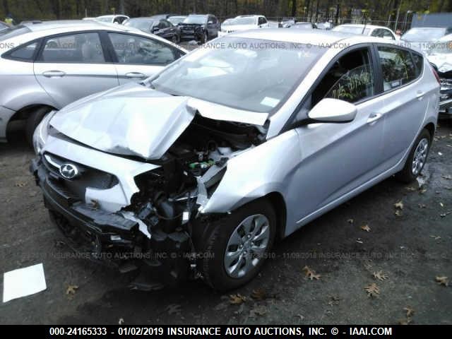 KMHCT5AE6HU348560 - 2017 HYUNDAI ACCENT SE SILVER photo 2