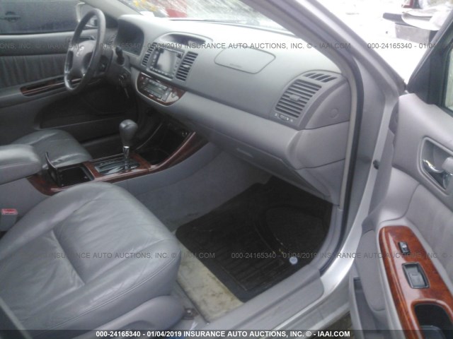 4T1BF30K02U502296 - 2002 TOYOTA CAMRY LE/XLE/SE SILVER photo 5