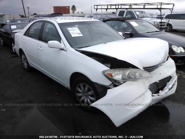 4T1BE32KX5U401884 - 2005 TOYOTA CAMRY LE/XLE/SE WHITE photo 1