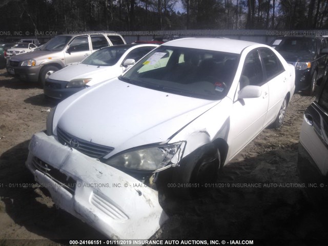 4T1BE32K15U619910 - 2005 TOYOTA CAMRY LE/XLE/SE WHITE photo 2