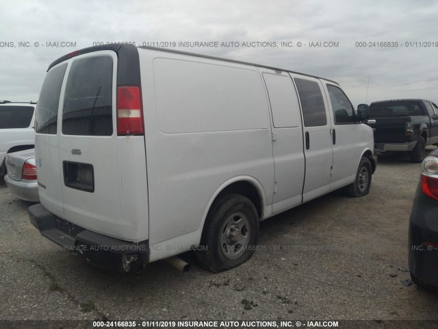 1GCFG15X071113355 - 2007 CHEVROLET EXPRESS G1500  WHITE photo 4