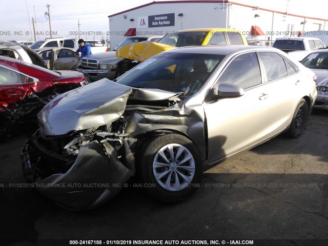 4T1BF1FK3HU723668 - 2017 TOYOTA CAMRY LE/XLE/SE/XSE TAN photo 2