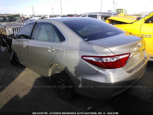 4T1BF1FK3HU723668 - 2017 TOYOTA CAMRY LE/XLE/SE/XSE TAN photo 3