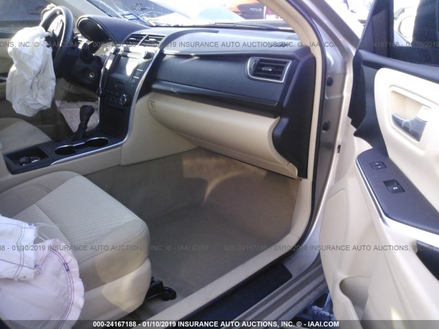 4T1BF1FK3HU723668 - 2017 TOYOTA CAMRY LE/XLE/SE/XSE TAN photo 5