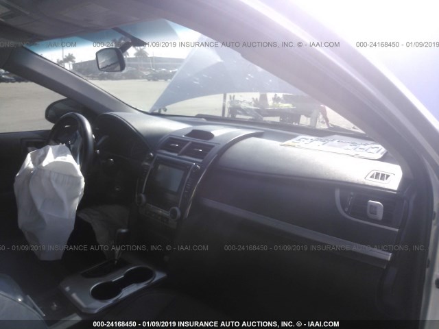 4T1BF1FK6EU436062 - 2014 TOYOTA CAMRY L/SE/LE/XLE 银色 照片 5