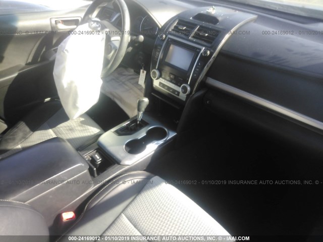 4T1BF1FK9EU751051 - 2014 TOYOTA CAMRY L/SE/LE/XLE 灰色 照片 5