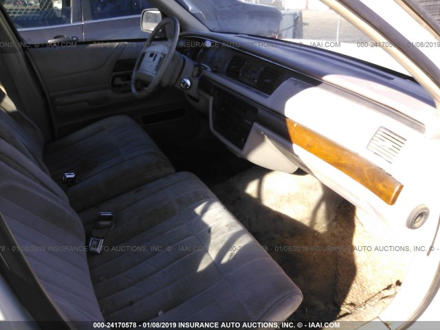 2FACP73W6NX150999 - 1992 FORD CROWN VICTORIA  WHITE photo 5