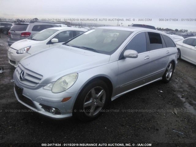 4JGCB56E98A065647 - 2008 MERCEDES-BENZ R 350 SILVER photo 2