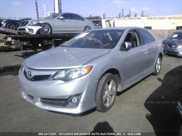 4T1BF1FK2EU451769 - 2014 TOYOTA CAMRY L/SE/LE/XLE Gümüş foto 2