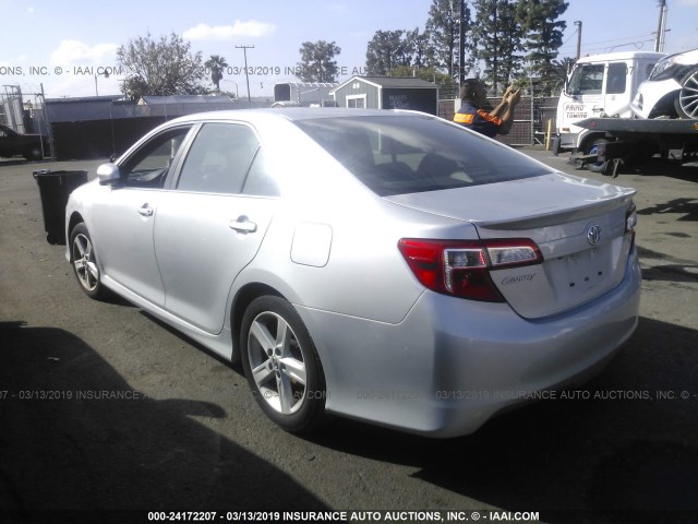 4T1BF1FK2EU451769 - 2014 TOYOTA CAMRY L/SE/LE/XLE Gümüş foto 3