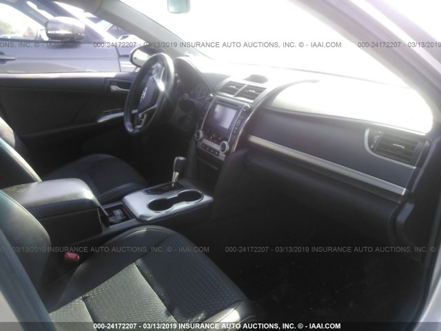 4T1BF1FK2EU451769 - 2014 TOYOTA CAMRY L/SE/LE/XLE Gümüş foto 5