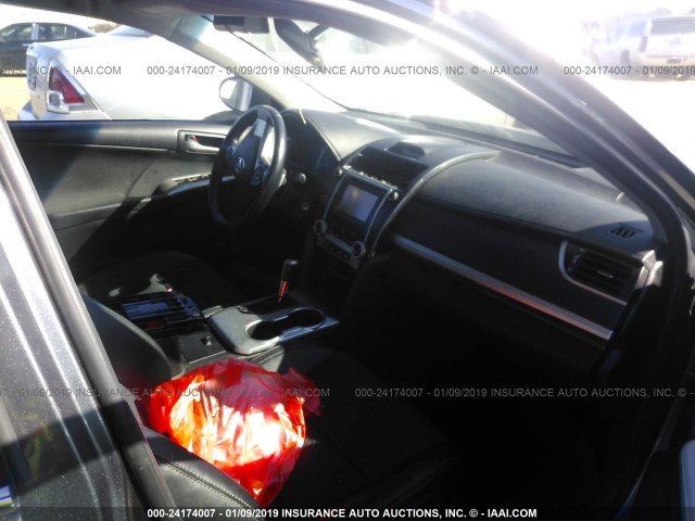 4T1BF1FK8EU313668 - 2014 TOYOTA CAMRY L/SE/LE/XLE GRAY photo 5