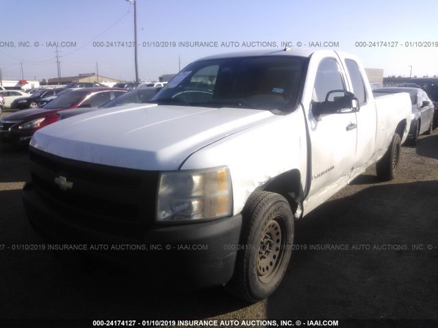 1GCEC19027E569936 - 2007 CHEVROLET SILVERADO C1500 WHITE photo 2