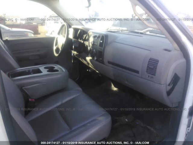 1GCEC19027E569936 - 2007 CHEVROLET SILVERADO C1500 WHITE photo 5