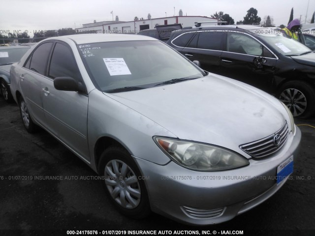 JTDBE32K950304493 - 2005 TOYOTA CAMRY LE/XLE/SE SILVER photo 1