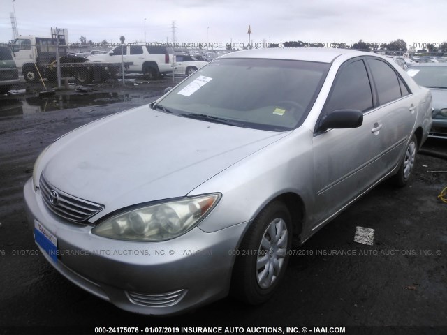 JTDBE32K950304493 - 2005 TOYOTA CAMRY LE/XLE/SE SILVER photo 2