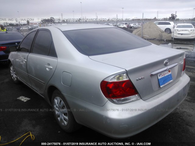 JTDBE32K950304493 - 2005 TOYOTA CAMRY LE/XLE/SE SILVER photo 3