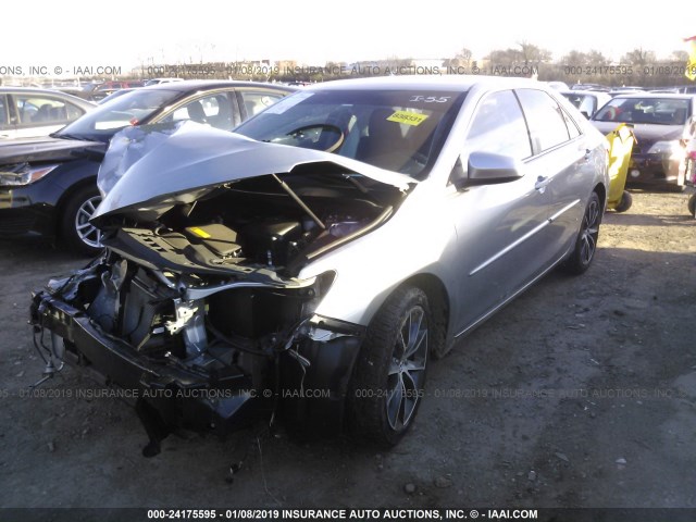 4T1BF1FK9FU048194 - 2015 TOYOTA CAMRY LE/XLE/SE/XSE ვერცხლისფერი ფოტო 2