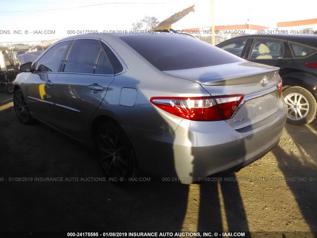 4T1BF1FK9FU048194 - 2015 TOYOTA CAMRY LE/XLE/SE/XSE ვერცხლისფერი ფოტო 3