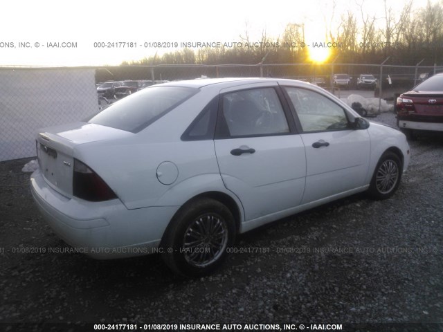 1FAFP34N56W162103 - 2006 FORD FOCUS ZX4 WHITE photo 4