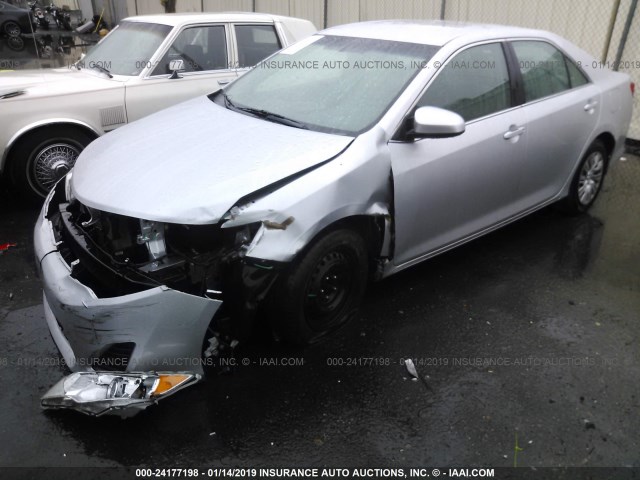 4T1BF1FKXEU409592 - 2014 TOYOTA CAMRY L/SE/LE/XLE 银色 照片 2