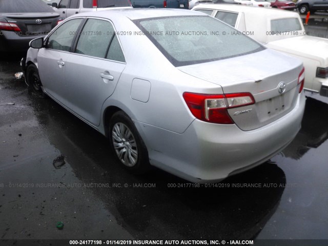 4T1BF1FKXEU409592 - 2014 TOYOTA CAMRY L/SE/LE/XLE 银色 照片 3