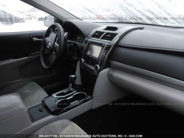 4T1BF1FKXEU409592 - 2014 TOYOTA CAMRY L/SE/LE/XLE 银色 照片 5