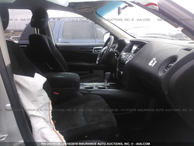 5N1AR2MN4EC662046 - 2014 NISSAN PATHFINDER S/SV/SL/PLATINUM SILVER photo 5