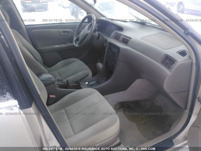4T1BG22K31U040111 - 2001 TOYOTA CAMRY CE/LE/XLE 金色 照片 5